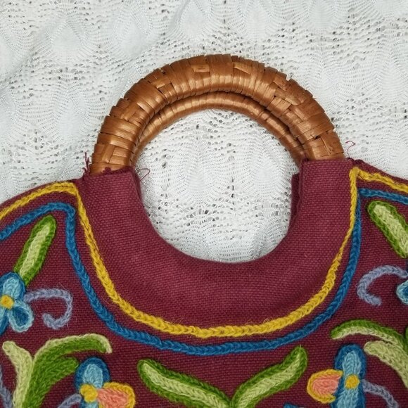 Vintage crewel chain stitch embroidery bag red floral wicker-wrapped handles - Picture 3 of 10